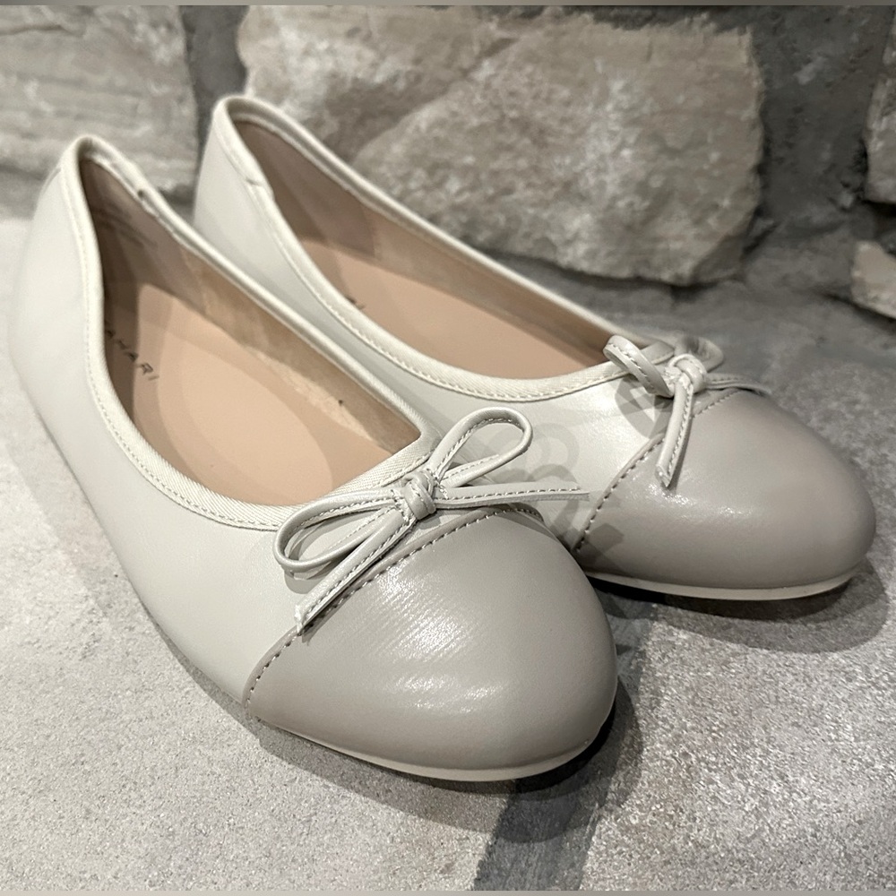 TAHARI Cream and Gray Ballet Flats